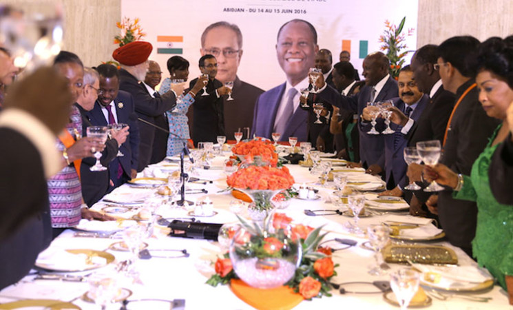 Le Chef de l’Etat a élevé le Président de l’Inde à la Dignité de Grand – Croix de l’Ordre National au cours du dîner offert en son honneur.