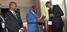 Kagamé reçoit un souvenir du viice-Président