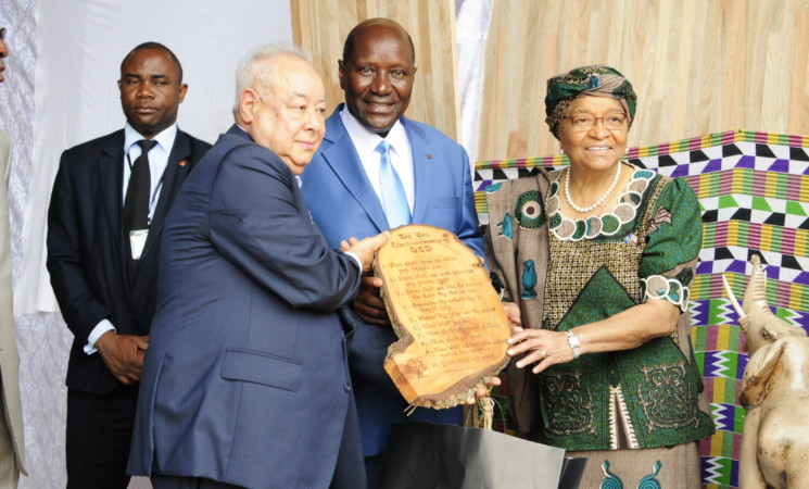 La Présidente de la République du Liberia a visité une unité de transformation du bois en compagnie du vice-président de la République