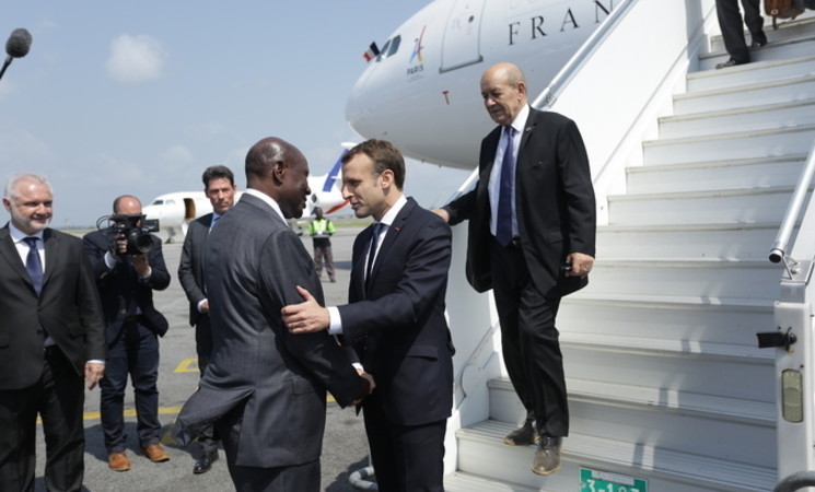 Le Président MACRON accueilli à Abidjan par le vice-Président de la République
