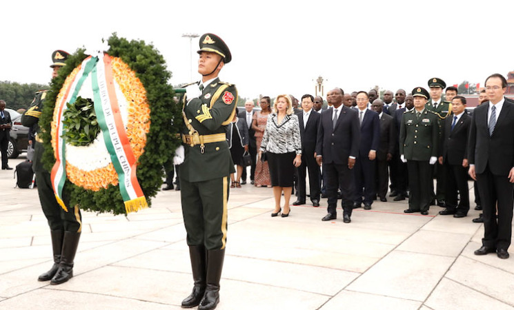 Le Chef de l’Etat a procédé au dépôt d’une gerbe de fleurs au Monument aux Héros du Peuple, à la Place Tian’anmen, à Beijing