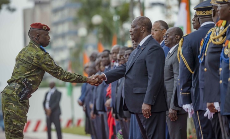 Le Chef de l’État a présidé la cérémonie de prise d’armes à l’occasion de la commémoration du 63è Anniversaire de l’Indépendance de la Côte d’Ivoire